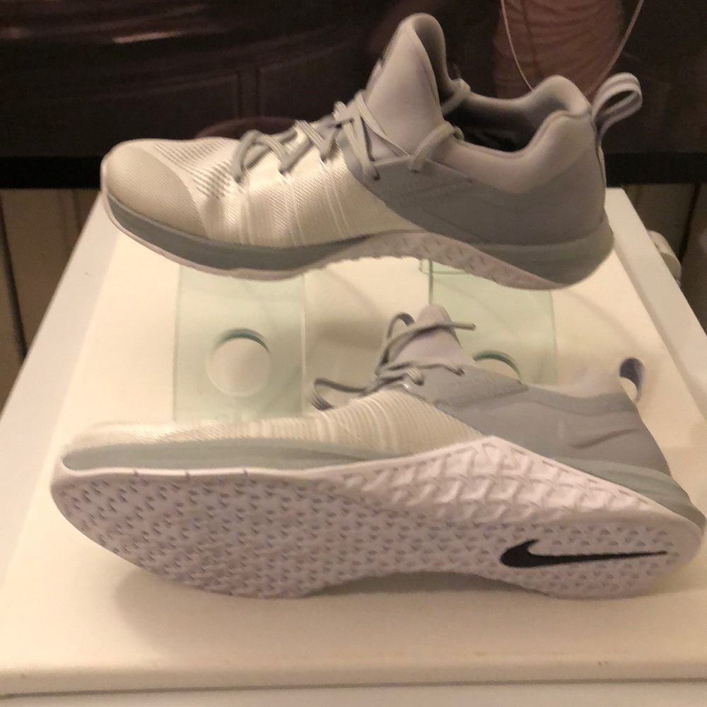 GREY & WHITE NIKE METCON FLYKNIT 3